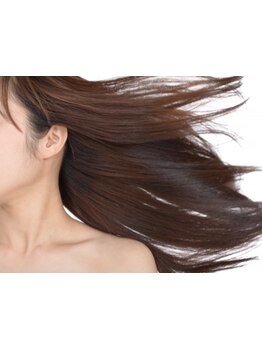 くせ毛に悩む方へ!ツヤ感と柔らかさを叶える髪質改善縮毛矯正。内部から栄養を補給し,自然な柔らかさを実現