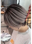 コントラスト強めなグレーシルバーのシャドールーツ