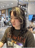 個性派カラー×ニュアンスパーマで抜け感たっぷりミディ