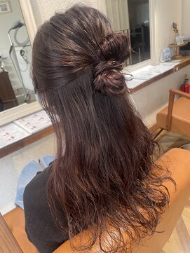 ヴァネッサ VANESSA 赤髪ロング韓国風ヘアアレンジ