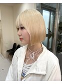 ブロンド×ミニボブ、主役級かわいさ★ 肌が透ける、淡色◎