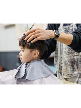 お子様連れ大歓迎!お手頃価格で忙しいパパもママも通いやすい[キッズカット\1650～/メンズカット\2200～]