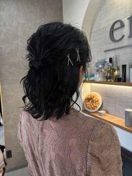 エン(en.) 結婚式ハーフアップ × ゴールドアクセ