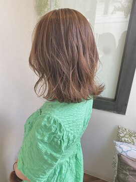 アバース(abirth) ふわっとリバース外ハネスタイル　20代30代40代