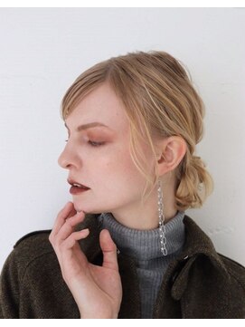 マッシュ(MASHU) ブロンズヘア シニヨンアレンジ