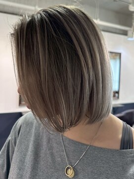 イリ 梅田(ili) ハイライトカラーミルクティーベージュレイヤーカット