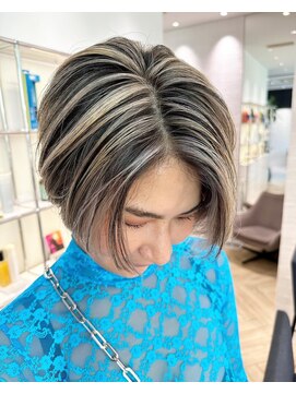 ステア ケース(stair case) 根本からブロンドが生えてるみたい？ハイライト地毛残し