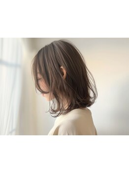 気になり始めた白髪も自然にカバー!頭皮に優しい髪質改善カラーで、艶と潤いのある美髪に♪[市川/松戸]