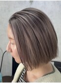 レイヤーボブハイライトブリーチレイヤーハイトーングレージュ