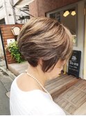 完全グレイヘアのグレージュカラー。