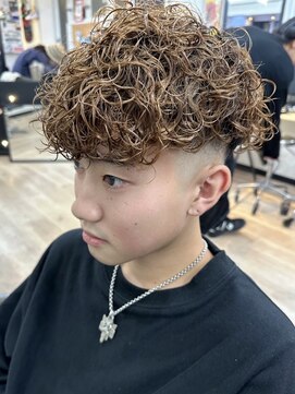 ウェイビーエフティフィフス 横浜西口(WAVEY ft.fifth) スペインカールラルフカールスキンフェードカット刈り上げ横浜