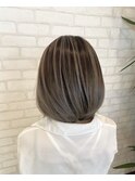 10代20代定番ハイライトカラーシルバーアッシュ似合わせカット