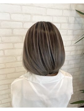 ビスイル 秋葉原店(Vis ill) 10代20代定番ハイライトカラーシルバーアッシュ似合わせカット