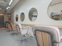 4席のみの小さなサロン。落ち着いた空間です。