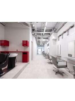 お子様同伴可！忙しいママさんも周りを気にせずゆったり寛げる♪キッズカットもお気軽にご来店下さい。