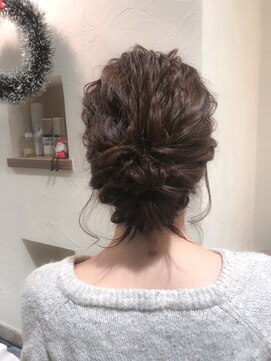 ヘアメイク シュシュ(Hair make chou chou) 波ウェーブを使ったローシニヨンアレンジ【chou-chou 北林夏実】