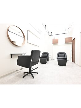 静かな環境で、マンツーマン施術を受けられる！大型店が苦手な方にもぴったりの、心地よい時間をご提供◎