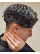 フリーク バーバーショップ 都島店(FREAK BARBER SHOP) 黒髪ツーブロックセンターパートフェザーパーマ