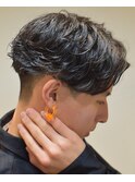 黒髪ツーブロックセンターパートフェザーパーマ