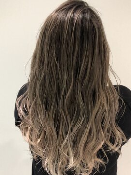 マリオ(mario) 外国人風。ブロンドグレーベージュ×ハイライト×バレイヤージュ