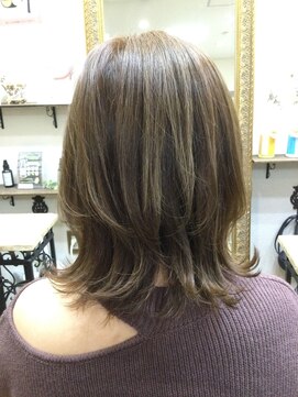 カット イン ヌーボ(cut in NOUVEAU) 外ハネレイヤーボブ