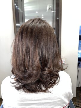美容室 夢先案内 アッシュベージュミディアムカールスタイル