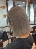 切りっぱなしボブ×ホワイトベージュ