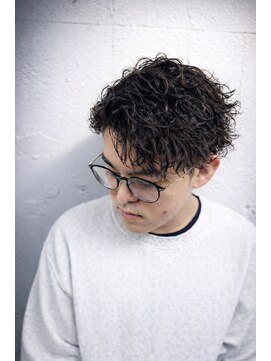 清潔感重視の無造作パーマ 大人万能メンズスタイル