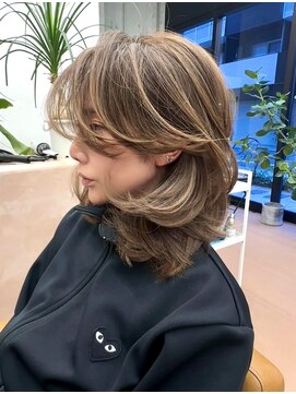 ヌエン 渋谷(NU/EN) 重めミディアムレイヤーカット/バタフライレイヤー/ハイライト