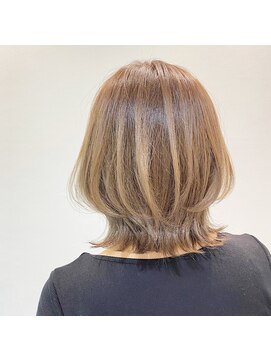 ロンド ルージュ 銀座店(Lond rouge) ミディアムヘア 外ハネ くびれレイヤー