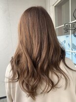 フリー(Free)&nbsp;脱白髪染め白髪ぼかしブリーチカラー×ゆる巻きロングヘアー