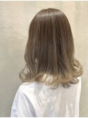 ミディアムヘアとミルクティーカラー