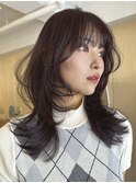 まろやかブラウンに前髪ありレイヤーカットミディアム韓国ヘア