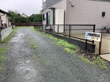 センスエム 大津店(SENSE/M)の雰囲気(駐車場入り口。奥のスペースが駐車場となります。)