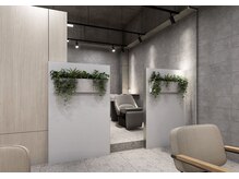 足先まで伸ばせるファーストクラスの癒しの時間…。リラックスできるシャンプーブースで至福の時を！