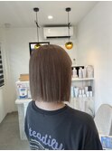 切りっぱなしボブ、ほんのりピンクベージュ