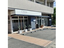 入り口は店舗真ん中にあるブラウンの木の扉になります。