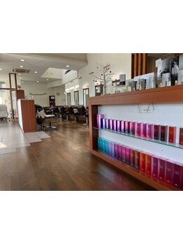 暖かい雰囲気の[TOP HAIR]で、家族みんなでキレイになりましょう♪お子さまのカットもお任せください＊