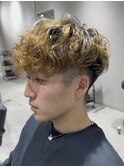 スペインカールフリンジカットテーパーフェードスパイラルパーマ