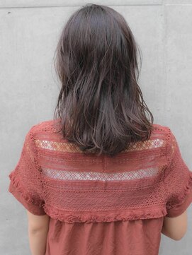 ルティア(Lutia) ゆるふわウェーブ アッシュカラー