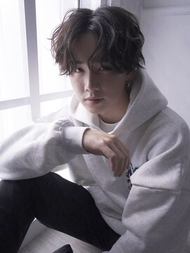 デューヘアー(due hair) MEN'S HAIR 　フェザーパーマ　ブルーブラック　サーフカール