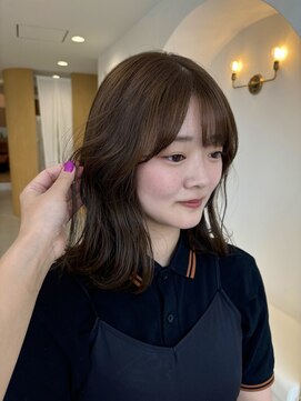 エマン(AIMANT) 赤みのない明るめベージュ、ブラウン