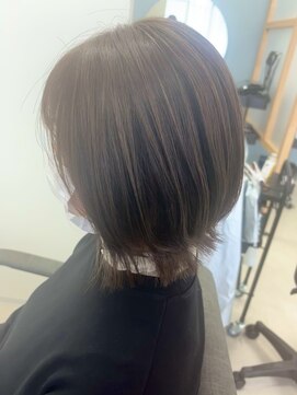 【白髪ぼかし】寒色ベージュハイライト＋外ハネレイヤーボブ