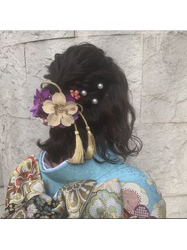 イーチ ディー ヘアーアンドトータルビューティー(each dee hair&total beauty) 【井出 朱音】波巻き外ハネヘアセット/ハーフアップ