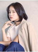 清潔感と女性らしさを引き立てる上品な内巻きミディ
