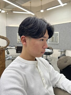 グロップ 町田(GLOP) センターパートをより輝かせる王道フェザーパーマ
