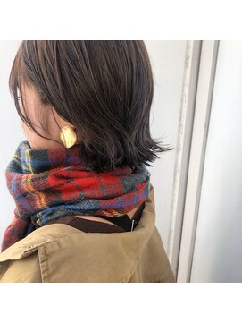 エル(EL by green) [AKIKO]ペールグレー×ゆるっと外ハネショート