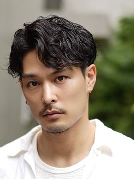 大人の波巻きスパイラルパーマミディアムロングメンズカットヘア
