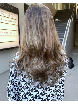 ロリ(Loli) ハイライトカラーミルクティーベージュレイヤーカット