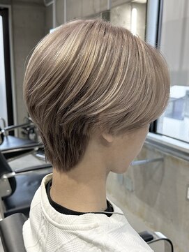 ルイ(ROUIS produced by LUCK 津田沼) ROUIS 津田沼 ホワイトミルクティー フェザーショート